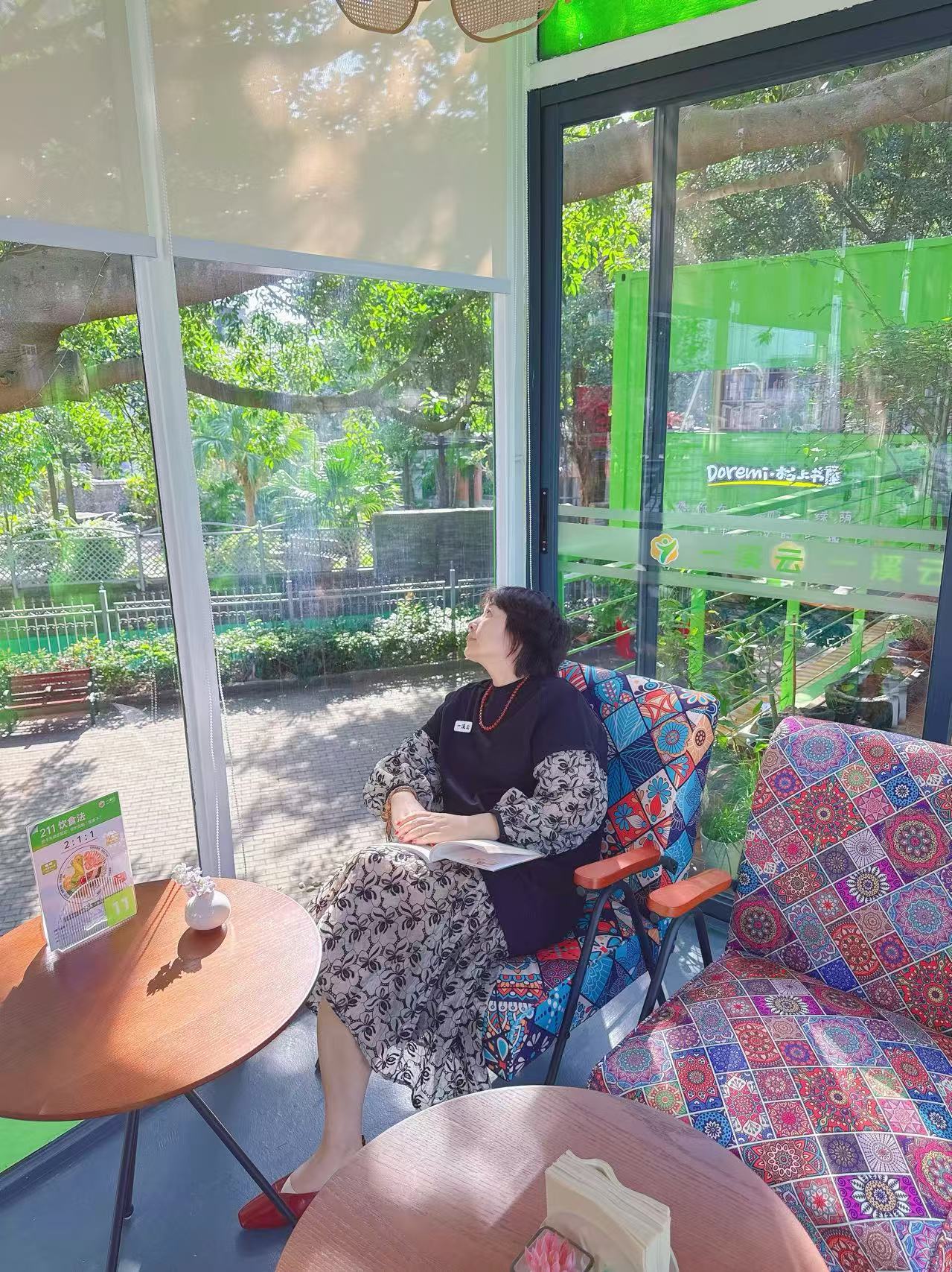一溪云窗边阅读座位